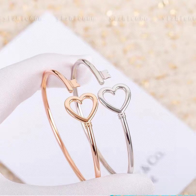 18K T Heart Key Wire Bracelet