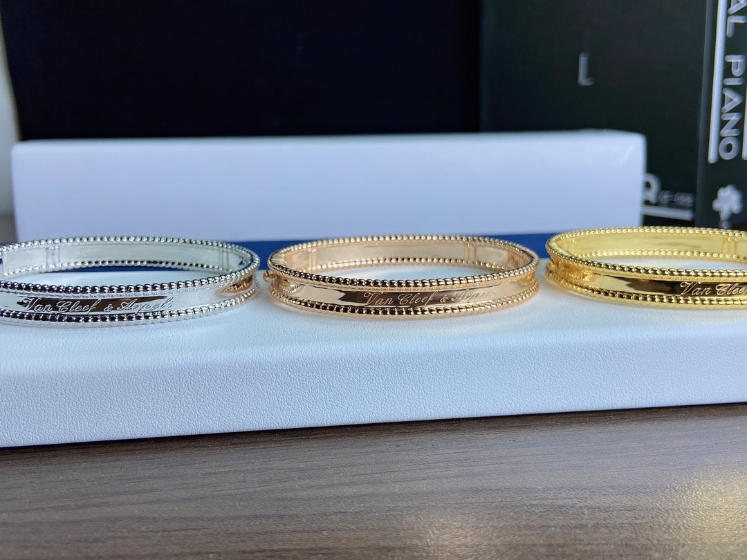 18K Perlée Signature Bracelet